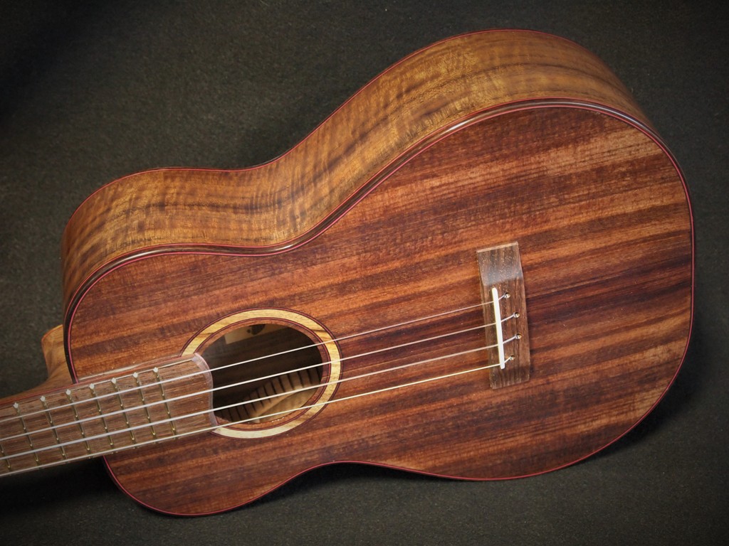 Claro Walnut Baritone Ukulele Kimo Ukulele